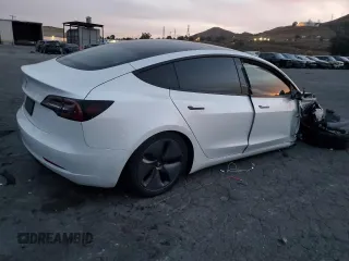 2022 Tesla Model 3 z VIN 5YJ3E1EA6NF237977, wystawiony jako Copart lot #84755374 z przebiegiem 54 645 mil mil oraz Szkoda całkowita • Salvage title. Historia ofert i sprzedaży dostępna na DreamBid. Obrazek 3.