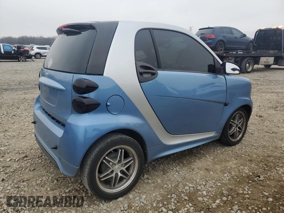 2015 Smart fortwo Passion z VIN WMEEJ3BA9FK791881, wystawiony jako Copart lot #43876595 z przebiegiem 56 699 mil mil oraz Szkody całkowita. Historia ofert i sprzedaży dostępna na DreamBid. Obrazek 3.