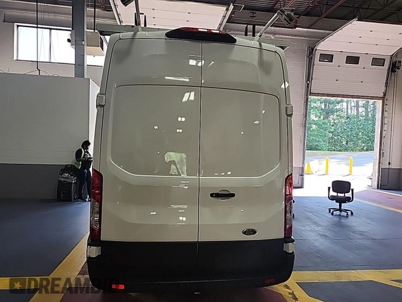 2023 Ford Transit Cargo z VIN 1FTBR1X83PKB55205, wystawiony jako IAAI lot #42569694 z przebiegiem 20 924 mil mil oraz . Historia ofert i sprzedaży dostępna na DreamBid. Obrazek 3.