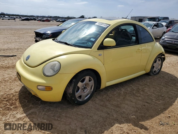 2000 Volkswagen Beetle GLX with VIN 3VWDD21CXYM493847, listed as a Copart auction lot 45301135 with 141,676 mi miles and Salvage Title. Bid and sale history available at DreamBid. Image 1.