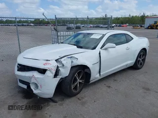 2011 Chevrolet Camaro 2LS z VIN 2G1FA1ED9B9208677, wystawiony jako IAAI lot #42114019 z przebiegiem 126 808 mil mil oraz . Historia ofert i sprzedaży dostępna na DreamBid. Obrazek 2.
