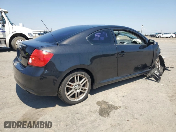 2005 Scion tC z VIN JTKDE177650047383, wystawiony jako Copart lot #55149305 z przebiegiem 176 083 mil mil oraz Szkody całkowita. Historia ofert i sprzedaży dostępna na DreamBid. Obrazek 3.
