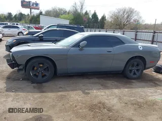 2018 Dodge Challenger SXT z VIN 2C3CDZAG9JH229506, wystawiony jako IAAI lot #41915902 z przebiegiem 145 486 mil mil oraz . Historia ofert i sprzedaży dostępna na DreamBid. Obrazek 15.