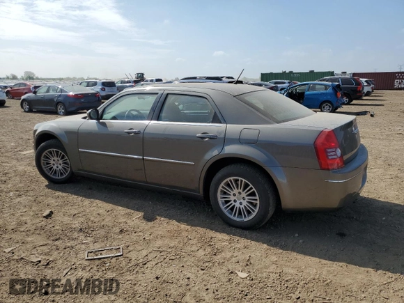 2008 Chrysler 300 Touring z VIN 2C3KA53G48H105566, wystawiony jako Copart lot #56949195 z przebiegiem 89 630 mil mil oraz Szkoda całkowita • Salvage title. Historia ofert i sprzedaży dostępna na DreamBid. Obrazek 2.