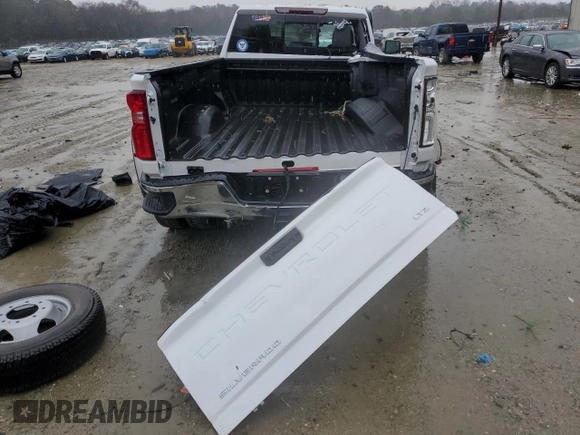 2022 Chevrolet Silverado 3500HD LTZ z VIN 1GC4YUEY9NF106158, wystawiony jako Copart lot #50033485 z przebiegiem 11 721 mil mil oraz Szkoda całkowita • Salvage title. Historia ofert i sprzedaży dostępna na DreamBid. Obrazek 6.
