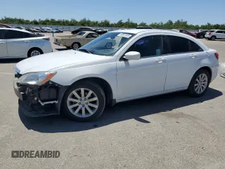 2013 Chrysler 200 Touring z VIN 1C3CCBBG0DN532047, wystawiony jako Copart lot #60837625 z przebiegiem 114 888 mil mil oraz Szkoda całkowita • Salvage title. Historia ofert i sprzedaży dostępna na DreamBid. Obrazek 1.