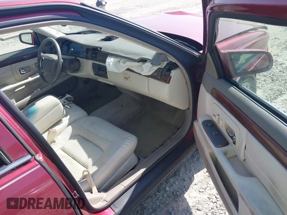 1999 Cadillac DeVille z VIN 1G6KD54Y8XU771788, wystawiony jako IAAI lot #41734590 z przebiegiem 84 302 mil mil oraz . Historia ofert i sprzedaży dostępna na DreamBid. Obrazek 5.