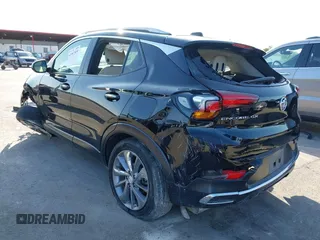 2023 Buick Encore GX Essence z VIN KL4MMFSL8PB097246, wystawiony jako IAAI lot #41987509 z przebiegiem 13 432 mil mil oraz . Historia ofert i sprzedaży dostępna na DreamBid. Obrazek 3.
