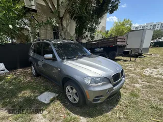 2013 BMW X5 xDrive35i z VIN 5UXZV4C56D0G52619, wystawiony jako IAAI lot #41990893 z przebiegiem 107 080 mil mil oraz . Historia ofert i sprzedaży dostępna na DreamBid. Obrazek 1.