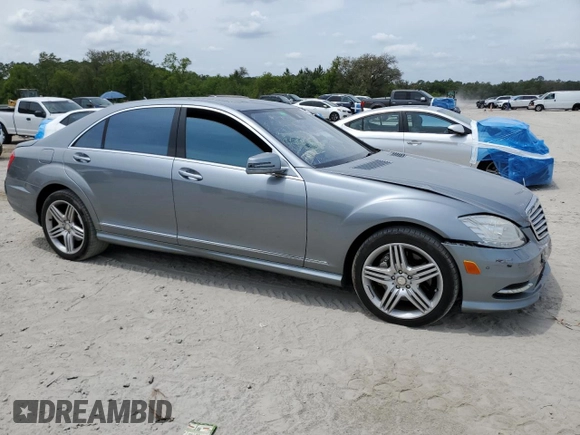 2013 Mercedes-Benz S 550 z VIN WDDNG7DB8DA517526, wystawiony jako Copart lot #53884865 z przebiegiem 119 398 mil mil oraz Nie do naprawy • Non repairable. Historia ofert i sprzedaży dostępna na DreamBid. Obrazek 4.