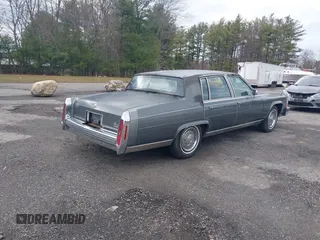 1985 Cadillac Fleetwood z VIN 1G6DW6989F9741010, wystawiony jako IAAI lot #41872467 z przebiegiem 75 417 mil mil oraz . Historia ofert i sprzedaży dostępna na DreamBid. Obrazek 4.