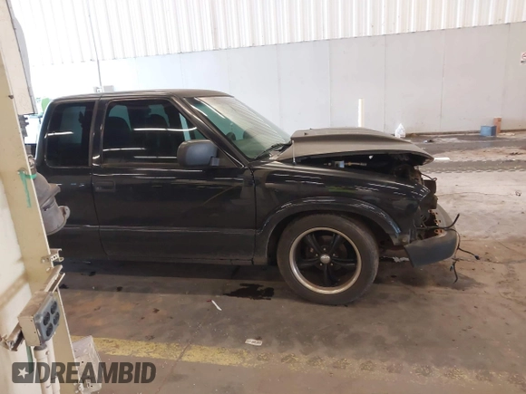 2000 Chevrolet S-10 LS with VIN 1GCCS1955Y8223949, listed as a IAAI auction lot 41795316 with 156,127 mi miles. Bid and sale history available at carsss.com. Image 13.
