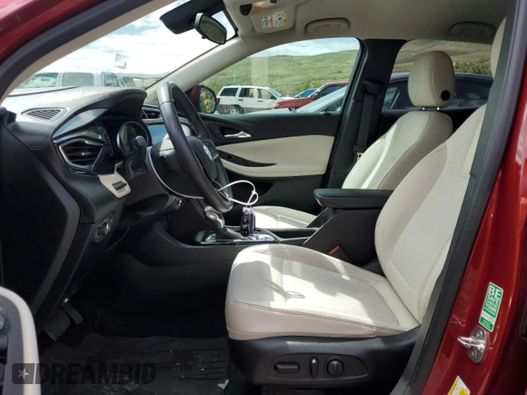 2020 Buick Encore GX Select z VIN KL4MMESL7LB104563, wystawiony jako Copart lot #57122215 z przebiegiem 48 916 mil mil oraz Szkoda całkowita • Salvage title. Historia ofert i sprzedaży dostępna na DreamBid. Obrazek 7.