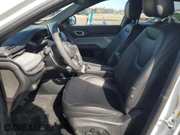 2024 Jeep Compass Latitude Lux z VIN 3C4NJDFN7RT104207, wystawiony jako Copart lot #47723925 z przebiegiem 14 935 mil mil oraz Szkoda całkowita • Salvage title. Historia ofert i sprzedaży dostępna na DreamBid. Obrazek 7.