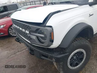 2023 Ford Bronco z VIN 1FMEE5DP9PLB30696, wystawiony jako IAAI lot #41468543 z przebiegiem 12 465 mil mil oraz . Historia ofert i sprzedaży dostępna na DreamBid. Obrazek 6.