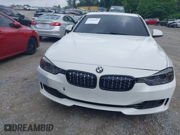 2014 BMW 3 Series 328i xDrive z VIN WBA3B5G52ENS09673, wystawiony jako IAAI lot #42240646 z przebiegiem 102 629 mil mil oraz . Historia ofert i sprzedaży dostępna na DreamBid. Obrazek 12.