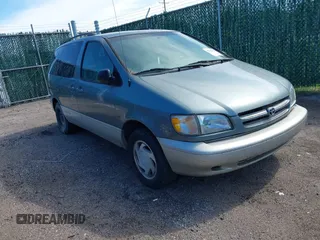 2000 Toyota Sienna LE with VIN 4T3ZF13C6YU173739, listed as a IAAI auction lot 42162320 with 173,659 mi miles. Bid and sale history available at carsss.com. Image 1.