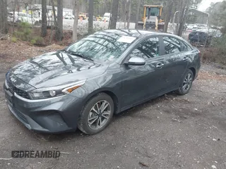2023 Kia Forte LXS z VIN 3KPF24AD0PE642314, wystawiony jako IAAI lot #41719486 z przebiegiem 17 585 mil mil oraz . Historia ofert i sprzedaży dostępna na DreamBid. Obrazek 2.