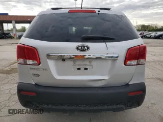 2013 Kia Sorento LX z VIN 5XYKT4A67DG355452, wystawiony jako Copart lot #54902255 z przebiegiem 188 949 mil mil oraz Szkoda całkowita • Salvage title. Historia ofert i sprzedaży dostępna na DreamBid. Obrazek 6.