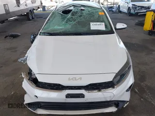2022 Kia Forte LXS z VIN 3KPF24AD2NE425361, wystawiony jako IAAI lot #42004084 z przebiegiem 61 465 mil mil oraz . Historia ofert i sprzedaży dostępna na DreamBid. Obrazek 6.