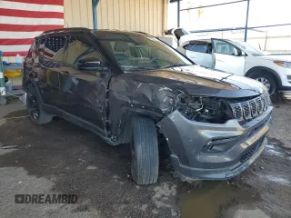 2024 Jeep Compass Latitude z VIN 3C4NJDBN2RT123706, wystawiony jako Copart lot #62509695 z przebiegiem 11 534 mil mil oraz Czysty tytuł • Clean title. Historia ofert i sprzedaży dostępna na DreamBid. Obrazek 4.