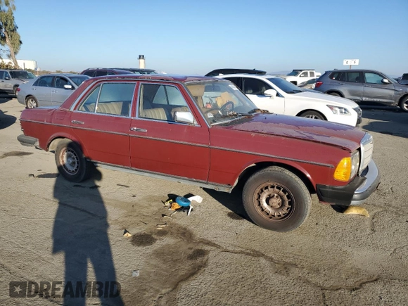 1983 Mercedes-Benz 300 D z VIN WDBAB33A8DB029422, wystawiony jako Copart lot #41494185 z przebiegiem 194 507 mil mil oraz Szkoda całkowita • Salvage title. Historia ofert i sprzedaży dostępna na DreamBid. Obrazek 4.