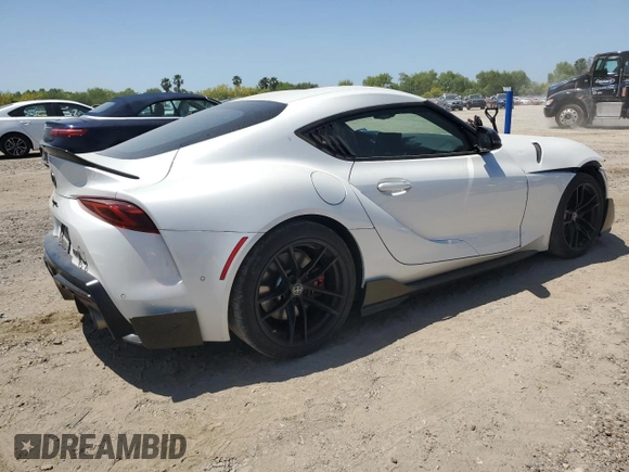 2022 Toyota Supra 3.0 z VIN WZ1DB0C02NW048905, wystawiony jako Copart lot #53099585 z przebiegiem 25 044 mil mil oraz Czysty tytuł • Clean title. Historia ofert i sprzedaży dostępna na DreamBid. Obrazek 3.