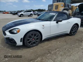 2017 FIAT 124 Spider Lusso z VIN JC1NFAEKXH0126038, wystawiony jako Copart lot #55012725 z przebiegiem 89 497 mil mil oraz Tytuł czysty. Historia ofert i sprzedaży dostępna na DreamBid. Obrazek 1.