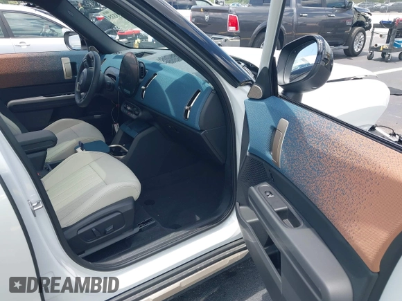 2025 MINI Countryman S with VIN WMZ23GA06S7R31166, listed as a IAAI auction lot 42393335 with 2,531 mi miles and . Bid and sale history available at DreamBid. Image 5.