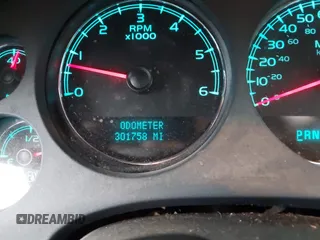 2008 Chevrolet Suburban LTZ z VIN 3GNFK16338G185462, wystawiony jako IAAI lot #42298299 z przebiegiem 301 758 mil mil oraz . Historia ofert i sprzedaży dostępna na DreamBid. Obrazek 15.