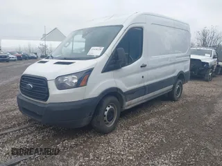 2019 Ford Transit z VIN 1FTYR1CM4KKA00667, wystawiony jako IAAI lot #41430228 z przebiegiem 252 757 mil mil oraz . Historia ofert i sprzedaży dostępna na DreamBid. Obrazek 2.