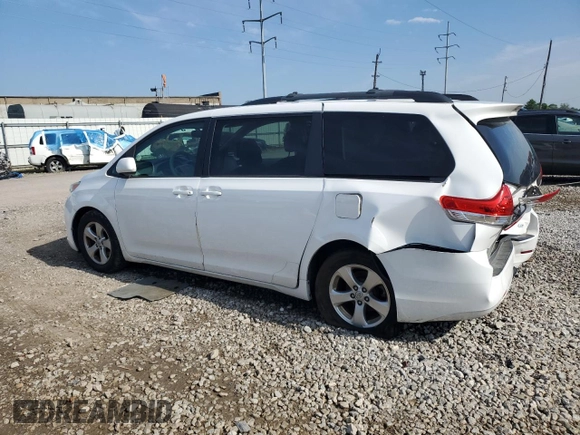 2013 Toyota Sienna LE AAS z VIN 5TDKK3DC8DS367482, wystawiony jako Copart lot #61925235 z przebiegiem 85 285 mil mil oraz Szkoda całkowita • Salvage title. Historia ofert i sprzedaży dostępna na DreamBid. Obrazek 2.