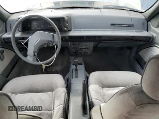 1990 Chevrolet Corsica z VIN 1G1LT54T5LY175073, wystawiony jako Copart lot #71889604 z przebiegiem 111 578 mil mil oraz Tytuł czysty. Historia ofert i sprzedaży dostępna na DreamBid. Obrazek 8.