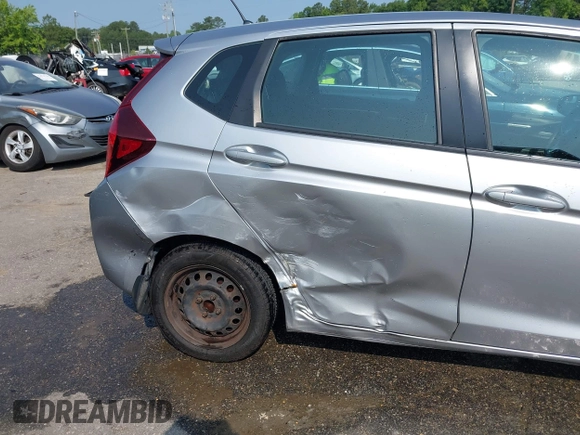 2017 Honda Fit LX z VIN 3HGGK5H50HM705123, wystawiony jako IAAI lot #42427270 z przebiegiem 328 978 mil mil oraz . Historia ofert i sprzedaży dostępna na DreamBid. Obrazek 6.