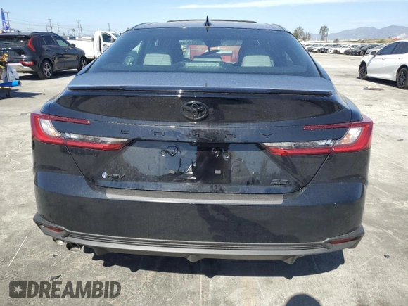 2025 Toyota Camry LE z VIN 4T1DAACK8SU101697, wystawiony jako Copart lot #47858965 z przebiegiem 8 897 mil mil oraz Szkoda całkowita • Salvage title. Historia ofert i sprzedaży dostępna na DreamBid. Obrazek 6.
