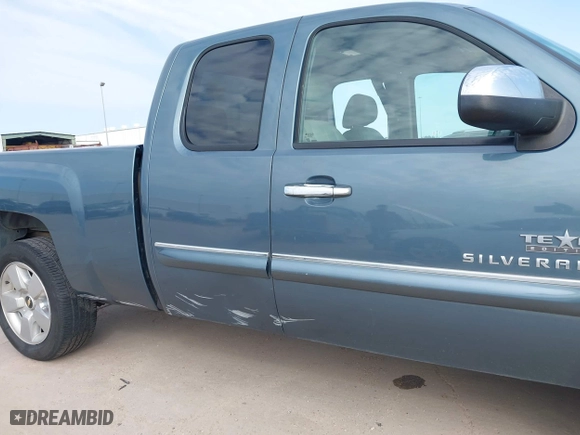 2011 Chevrolet Silverado 1500 LT with VIN 1GCRCSE03BZ164361, listed as a IAAI auction lot 41567590 with 197,659 mi miles. Bid and sale history available at carsss.com. Image 6.