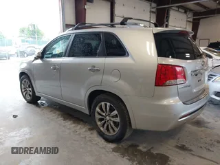 2013 Kia Sorento SX z VIN 5XYKW4A26DG415757, wystawiony jako IAAI lot #42205927 z przebiegiem 155 322 mil mil oraz . Historia ofert i sprzedaży dostępna na DreamBid. Obrazek 3.