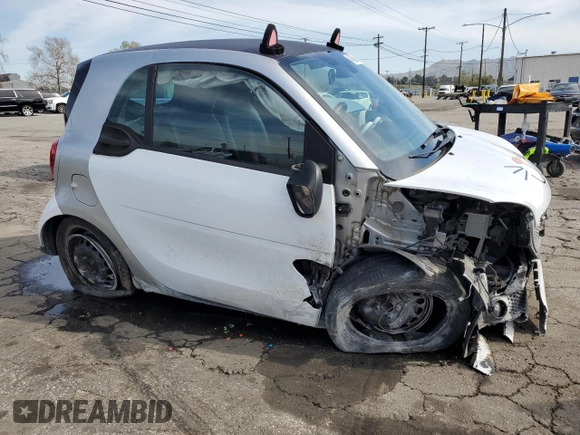 2016 Smart fortwo Passion z VIN WMEFJ5DA4GK141225, wystawiony jako Copart lot #48356965 z przebiegiem 65 928 mil mil oraz Szkody całkowita. Historia ofert i sprzedaży dostępna na DreamBid. Obrazek 4.