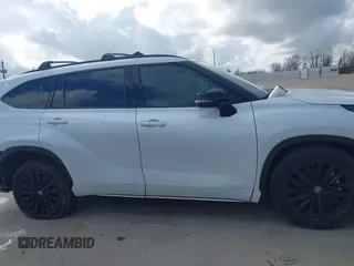 2024 Toyota Highlander LE z VIN 5TDKDRAH7RS534676, wystawiony jako IAAI lot #41516978 z przebiegiem 11 272 mil mil oraz . Historia ofert i sprzedaży dostępna na DreamBid. Obrazek 13.