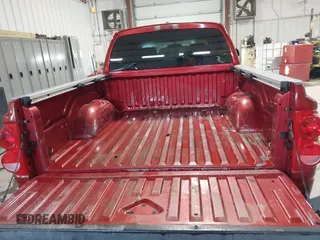 2008 Dodge Dakota SLT z VIN 1D7HW48N38S542692, wystawiony jako IAAI lot #41554521 z przebiegiem 166 482 mil mil oraz . Historia ofert i sprzedaży dostępna na DreamBid. Obrazek 12.