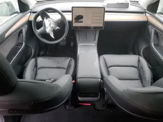 2024 Tesla Model Y z VIN 7SAYGDEDXRF076893, wystawiony jako Copart lot #57966515 z przebiegiem 9 200 mil mil oraz Szkoda całkowita • Salvage title. Historia ofert i sprzedaży dostępna na DreamBid. Obrazek 8.