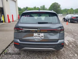 2025 Volkswagen Taos z VIN 3VV5C7B24SM004848, wystawiony jako IAAI lot #42118721 z przebiegiem 6378 mil mil oraz . Historia ofert i sprzedaży dostępna na DreamBid. Obrazek 16.