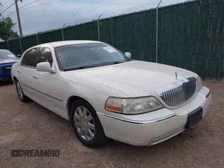 2004 Lincoln Town Car Ultimate L z VIN 1LNHM85W24Y638045, wystawiony jako IAAI lot #41962903 z przebiegiem 190 339 mil mil oraz . Historia ofert i sprzedaży dostępna na DreamBid. Obrazek 1.
