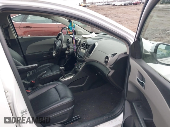 2016 Chevrolet Sonic LTZ z VIN 1G1JE6SB9G4146075, wystawiony jako IAAI lot #41750534 z przebiegiem 103 240 mil mil oraz . Historia ofert i sprzedaży dostępna na DreamBid. Obrazek 5.