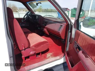 1994 GMC Sierra 2500 z VIN 1GTGC29K6RE565925, wystawiony jako IAAI lot #41798399 z przebiegiem 281 151 mil mil oraz . Historia ofert i sprzedaży dostępna na DreamBid. Obrazek 5.
