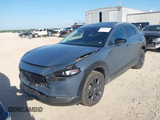 2025 Mazda CX-30 S Carbon Edition z VIN 3MVDMBCMXSM790941, wystawiony jako IAAI lot #42514372 z przebiegiem 17 235 mil mil oraz . Historia ofert i sprzedaży dostępna na DreamBid. Obrazek 12.