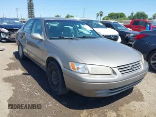 1998 Toyota Camry LE z VIN 4T1BG22K8WU216321, wystawiony jako IAAI lot #42316977 z przebiegiem 227 166 mil mil oraz . Historia ofert i sprzedaży dostępna na DreamBid. Obrazek 1.