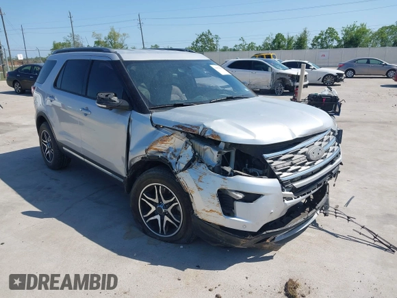 2018 Ford Explorer XLT z VIN 1FM5K7D87JGB43038, wystawiony jako IAAI lot #41978891 z przebiegiem 104 666 mil mil oraz . Historia ofert i sprzedaży dostępna na DreamBid. Obrazek 1.
