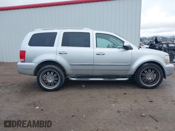 2008 Chrysler Aspen Limited z VIN 1A8HX58N88F136163, wystawiony jako IAAI lot #41544496 z przebiegiem 158 878 mil mil oraz . Historia ofert i sprzedaży dostępna na DreamBid. Obrazek 13.