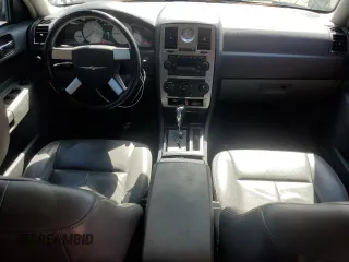 2005 Chrysler 300 Touring z VIN 2C3JA53G95H640111, wystawiony jako Copart lot #53613045 z przebiegiem 205 102 mil mil oraz Nie do naprawy • Non repairable. Historia ofert i sprzedaży dostępna na DreamBid. Obrazek 8.
